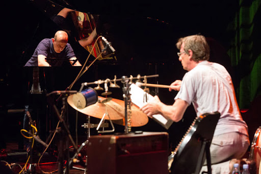 Dvojec Kaučič & Fernandez je na odru razvijal svojo napeto improvizacijo, razdeljeno na posamezne ločene izvedbe, od katerih je vsaka bolj ali manj raziskovala svojo zvočno in izrazno paleto. (Foto: Nada Žgank)